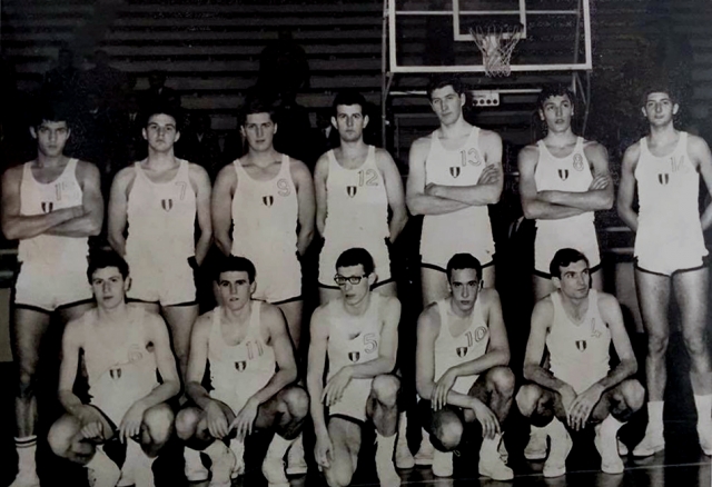 Nazionale Italiana B del 1965. Si riconoscono nell'ordine da sx: Ceper Giuliano, Cavallini Claudio, Pozzecco Franco, Nanni Danilo, Bovone Enrico, Meneghin Dino, Bisson Ivan. Accosciati; Albonico Renato, Recalcati Carlo, Jessi Gianluigi, Tirabosco Giuliano, Vatteroni Valerio. All. Paratore Nello. La partita era un'amichevole della Nazionale B (o sperimentale) disputata a Napoli nel dicembre 1965. La squadra non era una "giovanile" perchè alcuni di loro erano dei "fuori quota" L'unico "Milanese" al tempo era Vatteroni (appena ingaggiato dalla All'Onestà), mentre negli anni successivi, sempre sponda All'Onestà, sarebbero approdati anche Albonico e Bovone. Recalcati, milanese di Porta Volta, giocava a Cantù. Notare che nella formazione vi era già Meneghin (al tempo ancora quindicenne; avrebbe compiuto 16 anni il  mese dopo !) e questo ladice lunga sull'occhio lungimirante del coach Paratore.